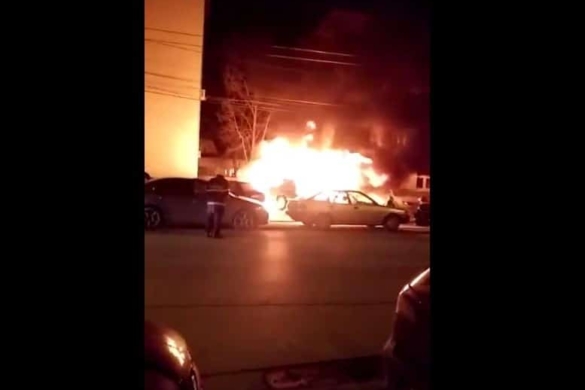 Incendiu în Calea Girocului, patru maşini au fost afectate. Ce au descoperit pompierii