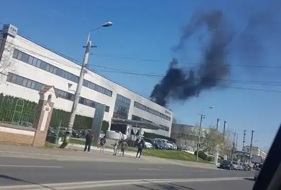 Fum gros pe strada Pestalozzi din Timişoara. Hotelul NH a luat foc