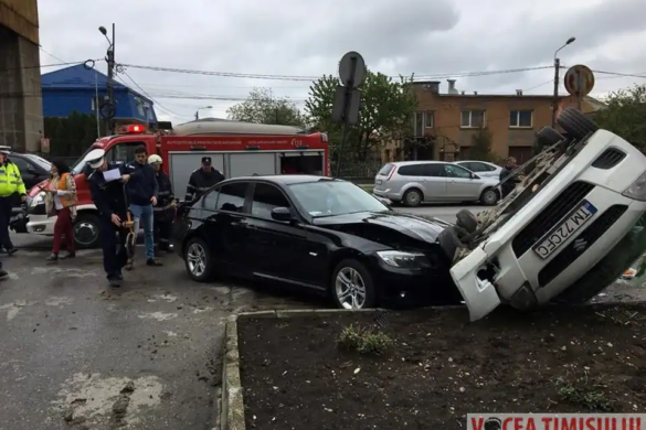 Accident spectaculos: Suzuki răsturnat de un BMW, după ce şoferiţa nu a acordat prioritate de dreapta