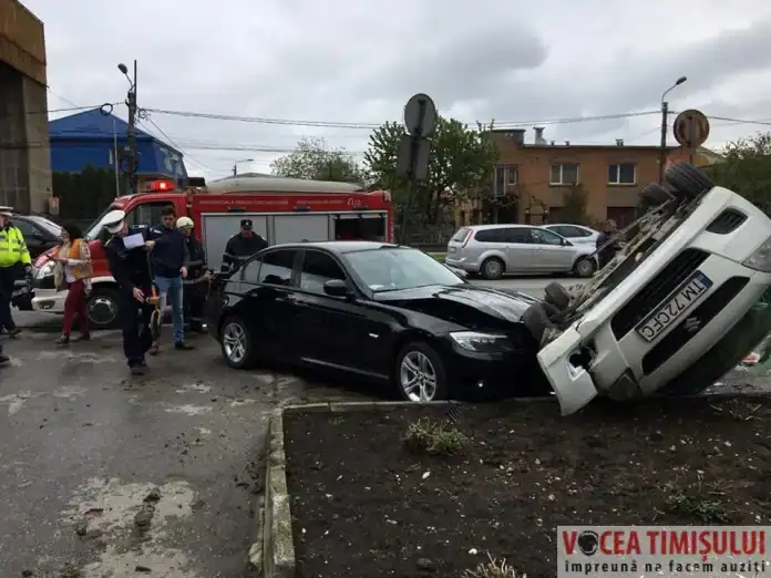 Accident spectaculos: Suzuki răsturnat de un BMW, după ce şoferiţa nu a acordat prioritate de dreapta