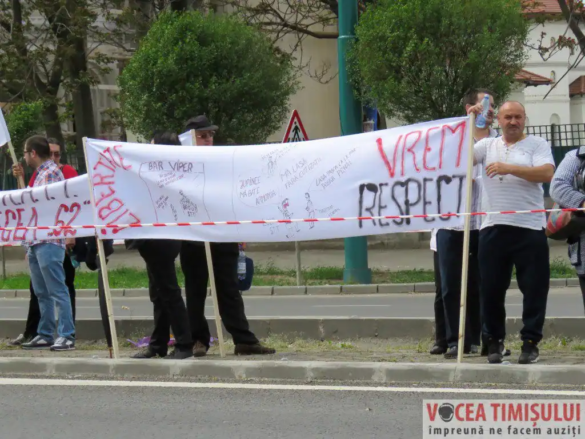 Protest în faţa sediului RATT2 jpg Protest în faţa sediului RATT2 jpg