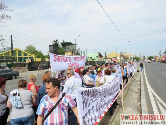 Protest în faţa sediului RATT5 jpg Protest în faţa sediului RATT5 jpg