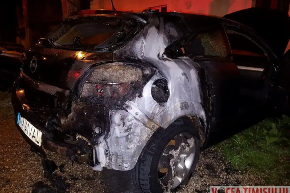 Maşină incendiată pe strada Mătăsarilor din Timişoara