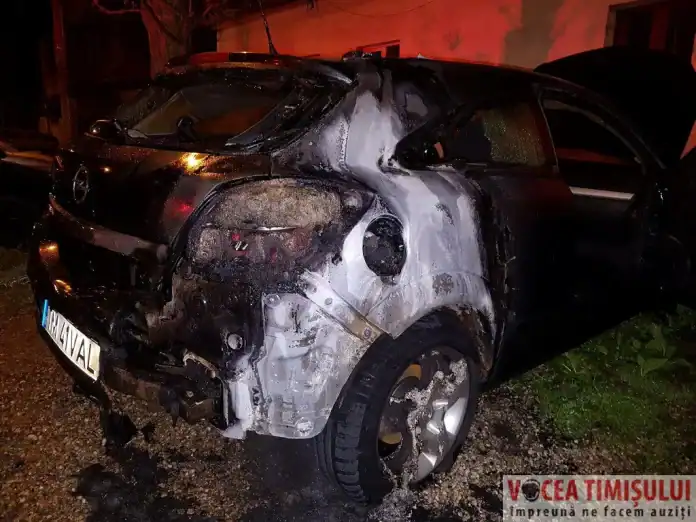 Maşină incendiată pe strada Mătăsarilor din Timişoara