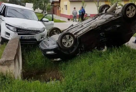 FOTO! Accident în Giroc. Şoferul unui Range Rover a băgat o tânără în spital, după ce nu a acordat prioritate de trecere