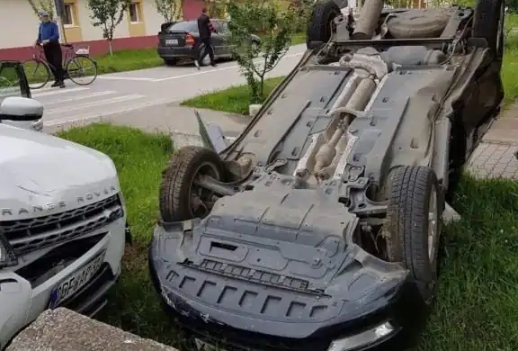 Mort de beat, a intrat cu masina intr-o vidanja parcata pe marginea drumului