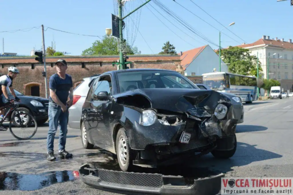 VIDEO! Giratoriul de la Bastion, mai ceva ca o masă de biliard pentru un şofer danez. Cum a lovit două maşini dintr-o manevră