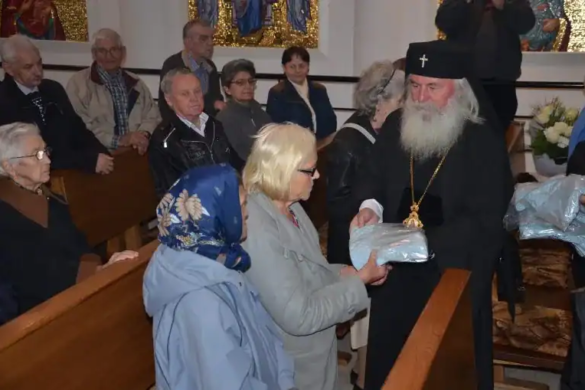 Mitropolitul Banatului, la slujbă alături de persoanele cu deficienţe de auz şi vorbire! Ce daruri le-a făcut