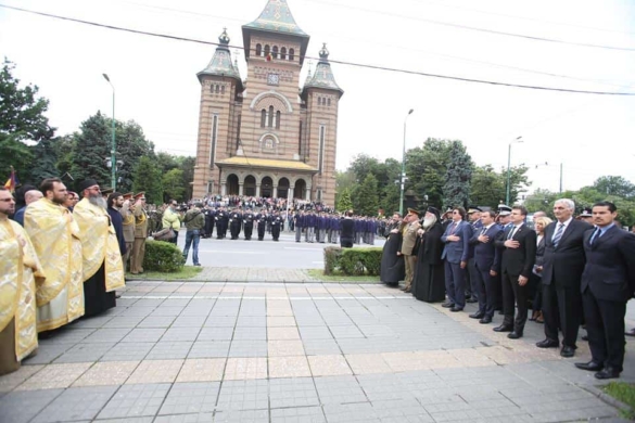 Omagii pentru eroii care au sfârşit luptând pentru România, în faţa Catedralei Mitropolitane