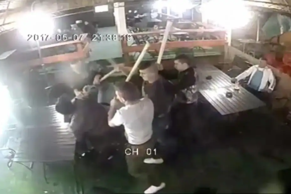 Moldoveni beţi au SNOPIT în bătaie, cu PARII, clienţii şi angajaţii unei terase din Timişoara, supăraţi că nu au fost serviţi