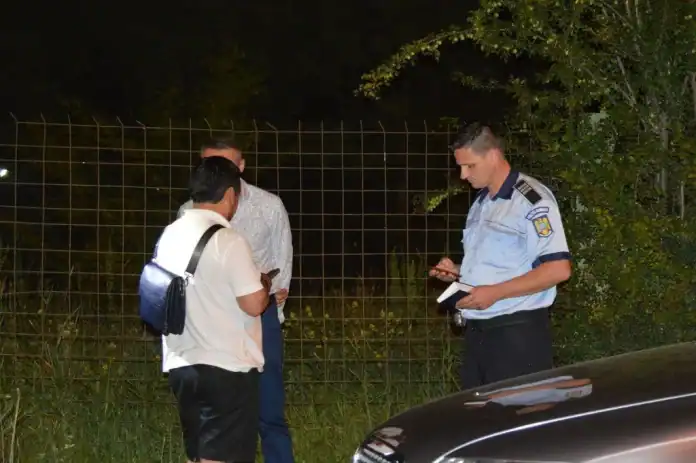 VIDEO! Distracție de patron beat: a aprins artificii ILEGAL, pe trotuar, în fața polițiștilor