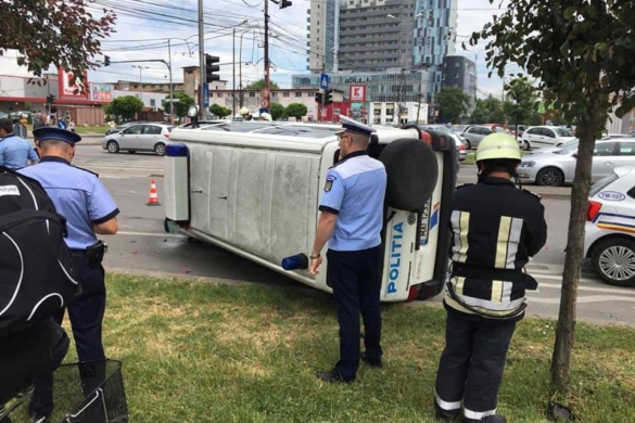 FOTO Accident spectaculos: maşină de poliţie cu roţile în sus pe Calea Circumvalaţiunii
