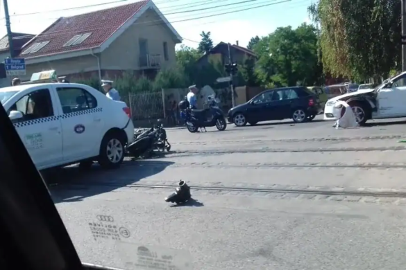 Accident la Timişoara: motociclist băgat în spital după ce a fost acroşat cu o maşină şi izbit în alta