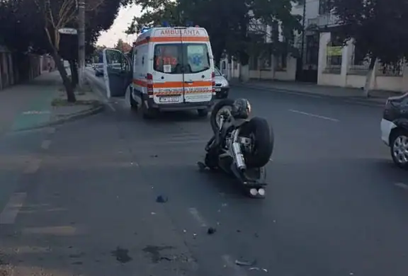 Motociclist din Timişoara, în spital din cauza unui şofer neatent. Cum a avut loc accidentul