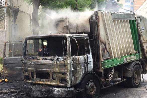 FOTO Mașină de salubritate, în flăcări, la Timișoara. Cum au intervenit pompierii