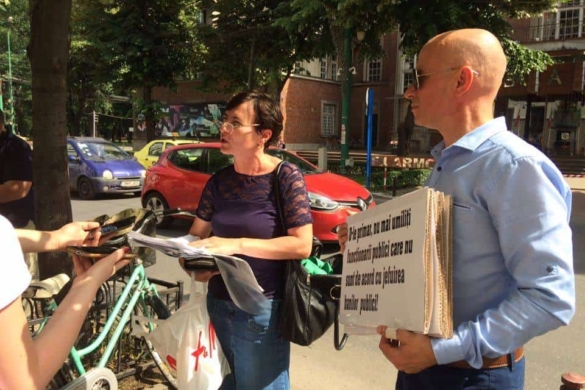 Protest la Primăria Timişoara: o funcţionară se plânge că legea este încălcată de peste 10 ani!