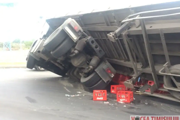Şofer inconştient: TIR răsturnat după ce marfa pe care o transporta nu a fost asigurată cu corzi