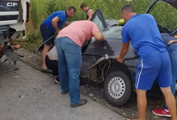 Accident pe drumul ce leagă Timişoara de autostradă: doi tineri în spital după ce s-au izbit de un TIR
