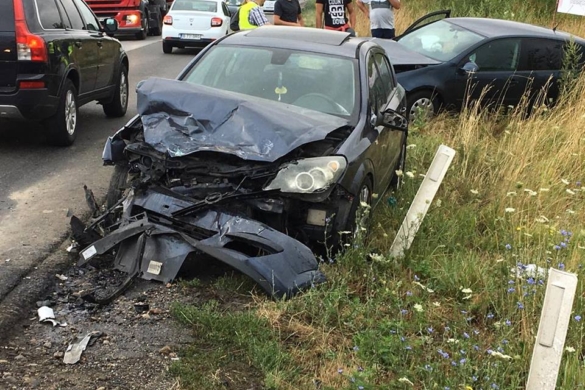 Șoferiță neatentă: a făcut praf o mașină în timpul unui viraj la stânga uitând să acorde prioritate