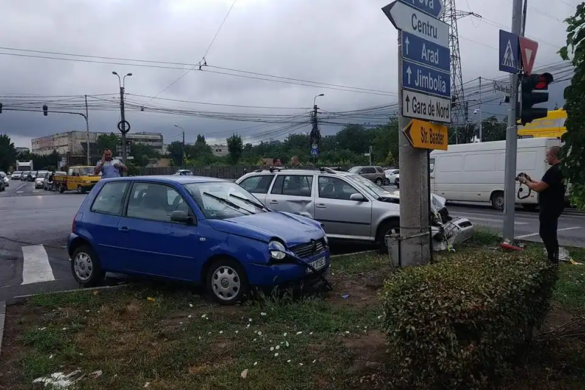 Polițist de frontieră, în spital după ce a intrat în instersecție pe roșu lovind o altă mașină