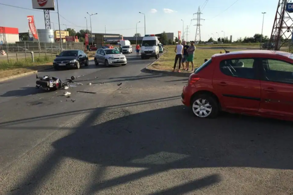 Accident la Timișoara: un șofer neatent a intrat în plin într-un tânăr care circula regulamentar pe un scuter