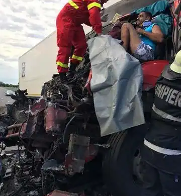 Accident ca în FILME la Recaş: şofer neatent, pe contrasens, două autocamioane făcute praf!