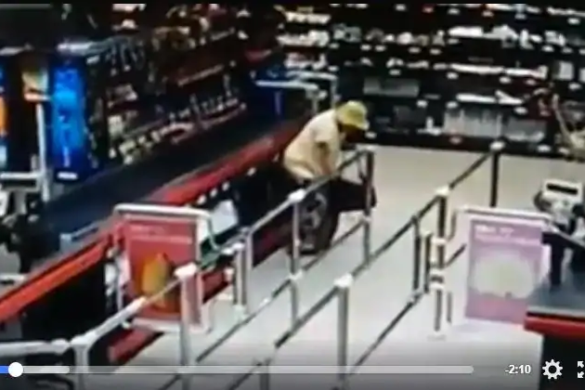 O femeie s-a ușurat lângă una din casele de marcat ale unui supermarket din Timișoara