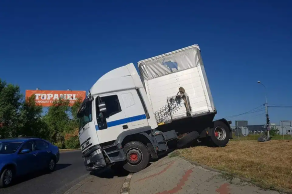 FOTO/VIDEO Un şofer BEAT a intrat cu TIR-ul în giratoriul de lângă Aeroportul Timişoara