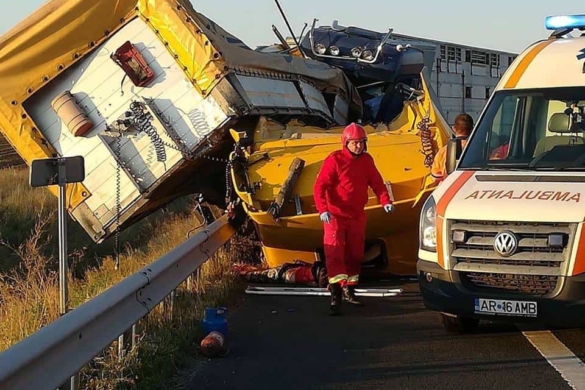 FOTO Accident spectaculos pe A1. Doi șoferi morți, două TIR-uri făcute praf