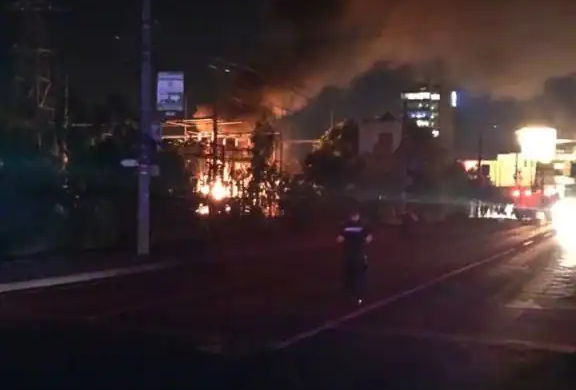 Incendiu lângă Iulius Mall Timișoara: transformator în flăcări