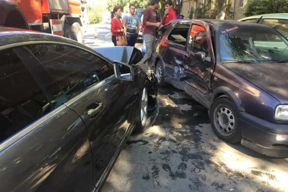 Trei maşini avariate, la Timişoara, după ce un şofer a ignorat indicatorul STOP