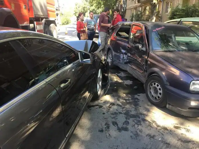 Trei maşini avariate, la Timişoara, după ce un şofer a ignorat indicatorul STOP 5 1 jpg