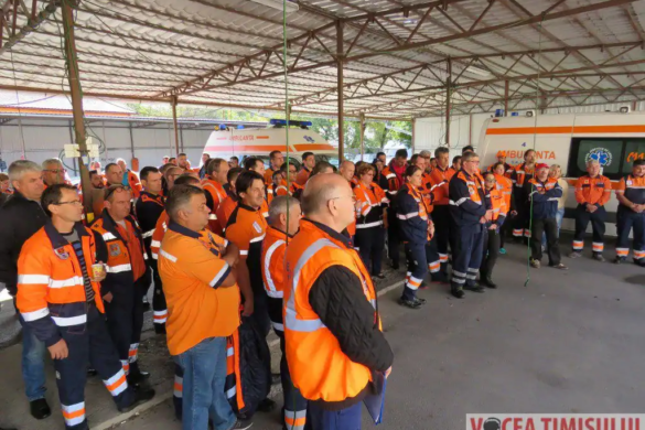 VIDEO Protest la Serviciul de Ambulanță Timiș. Zeci de angajați nemulțumiți își spun păsul