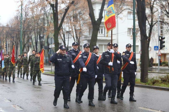 Repetiții pentru parada de 1 Decembrie. Militarii, jandarmii si polițiștii au defilat prin ploaie