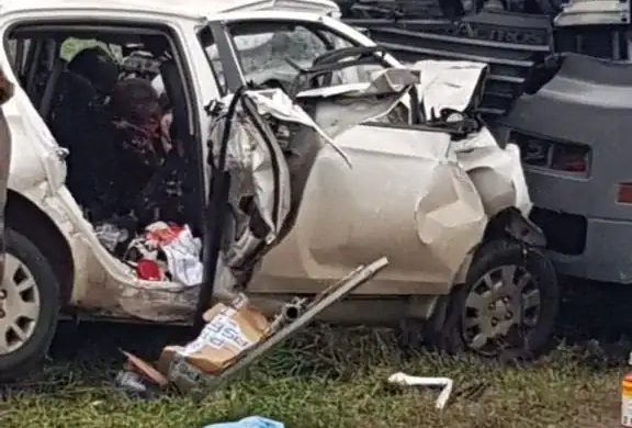VIDEO Tragedie în Timiș: trei oameni, din care un copil, au MURIT după ce s-au izbit frontal de un TIR