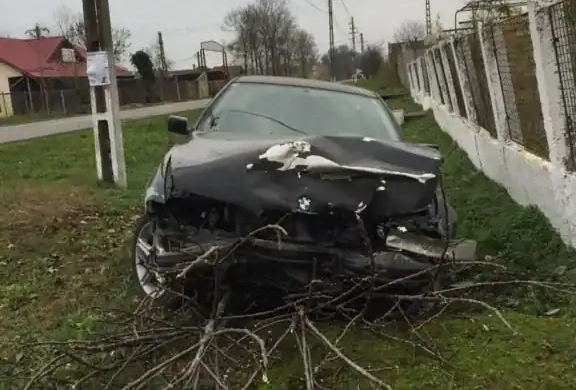Accident la Sacosu Turcesc, cu un BMW si un Duster. Un sofer a fugit de la locul accidentului