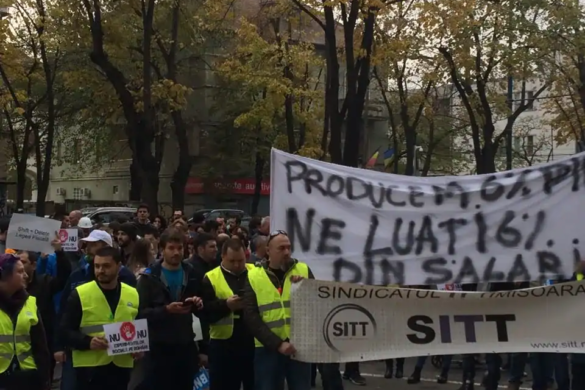 Protest în fața Prefecturii Timiș. Peste 1.000 de oameni în stradă împotriva guvernului