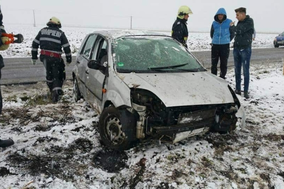 FOTO Accident in Timis. Familie cu trei copiii, rasturnata cu masina in sant