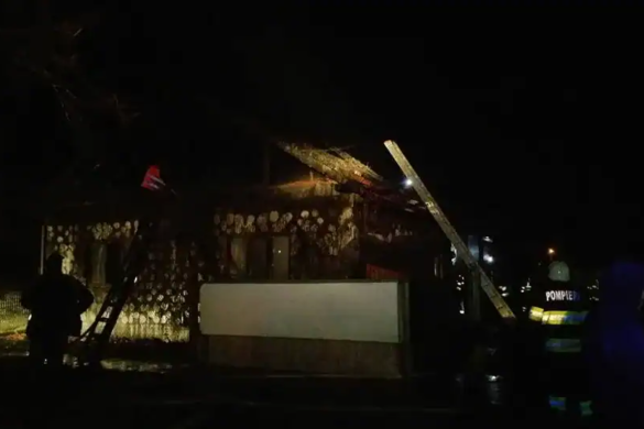 Casa in flacari intr-o localitate din Timis. Pompierii au muncit trei ore sa stinga flacarile