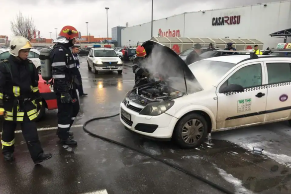 Masina cuprinsa de flacari, in parcarea unui centru comercial din Timisoara