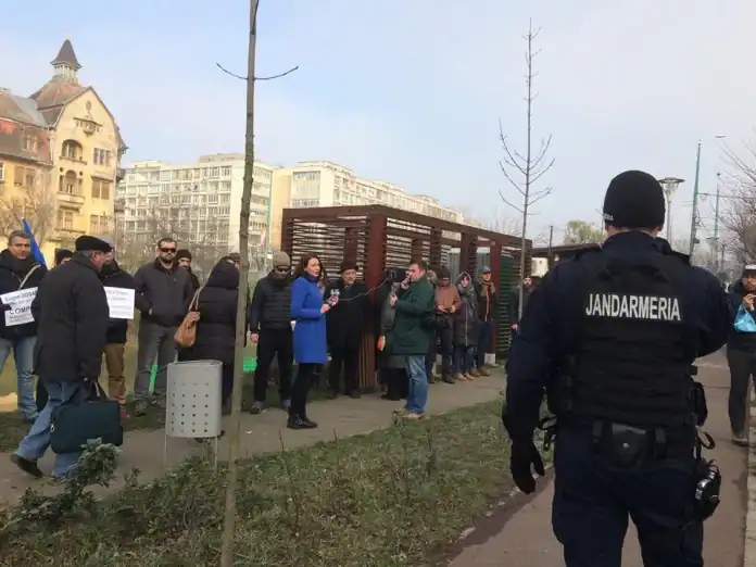 Protest in fata PSD Timis. Oamenii vor sa il trimita pe Dragnea in Rusia 3 1 jpg