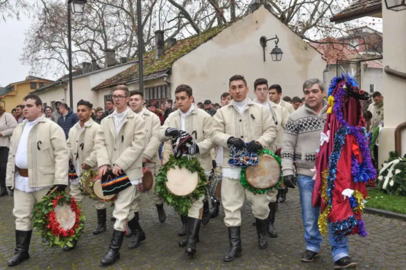 FOTO Familia regala, vizitata de dubasii de la Savarsin. Cum au cinstit memoria regelui Mihai