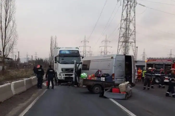 Accident cu noua victime si trafic blocat pe DN7. Coliziune intre un autotren si un microbuz