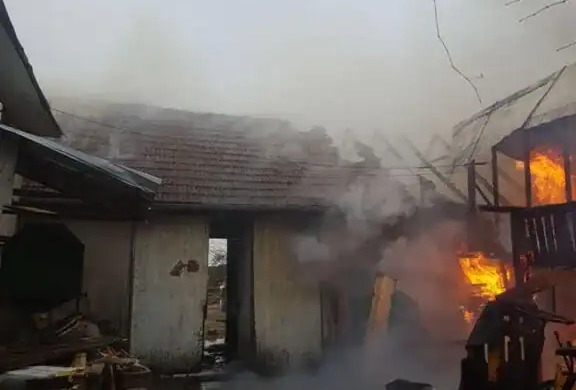 Incendiu la Manastiur. Pompierii au luptat cu flacarile peste doua ore