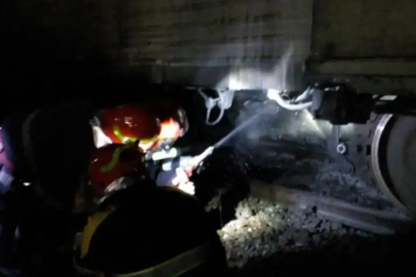 FOTO Incendiu in gara, la Timisoara. Doua vagoane cu pasageri au luat foc