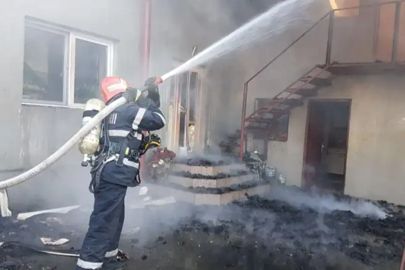 FOTO-VIDEO Masini de pompieri si panica la Mosnita Veche, dupa ce o casa a luat foc