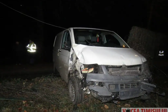 VIDEO Mort de beat, a intrat cu masina intr-un stalp Enel. Cat a vrut sa dea spaga ca sa scape
