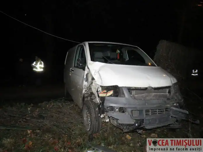 VIDEO Mort de beat, a intrat cu masina intr-un stalp Enel. Cat a vrut sa dea spaga ca sa scape Sofer beat la volan06 jpg