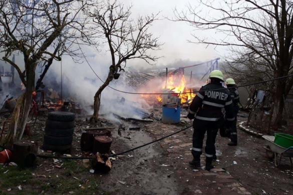 FOTO Incendiu la Bara. Din ce cauza a luat foc o bucatarie de vara