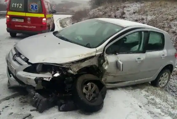 Accident pe un drum din Timiș, din cauza poleiului. Un adult si un copil au ajuns la spital